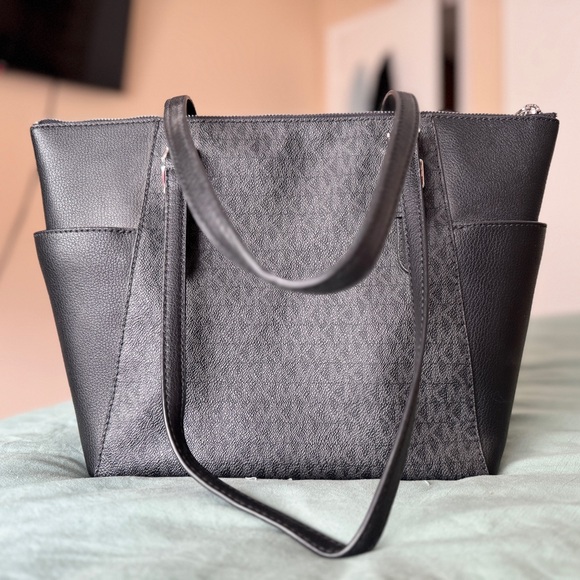 Black Signature Michael Kors Tote and wallet set - Picture 5 of 13